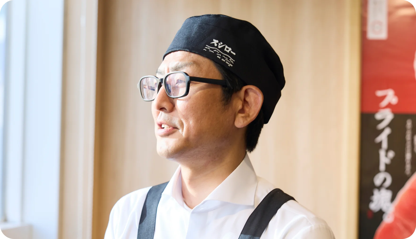 店内で横を向いて話す花輪博行